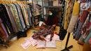 Pedagang mengemas baju pelanggan untuk pesanan online di salah satu outlet pakaian di Kawasan Tangerang, Banten, Rabu (9/2/2022). Badan Pusat Statistik (BPS) meyakini daya beli masyarakat makin membaik pada awal tahun 2022. (Liputan6.com/Angga Yuniar)