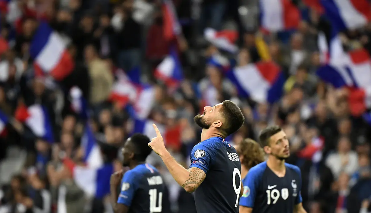 Striker Prancis, Olivier Giroud, merayakan gol yang dicetaknya ke gawang Albania pada laga Kualifikasi Piala Eropa 2020 di Stade de France, Paris, Sabtu (7/9). Prancis menang 4-1 atas Albania. (AFP/Lionel Bonaventure)