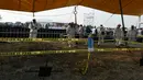 Petugas forensik saat akan melakukan penggalian kuburan massal di Tetelzingo, Morelos, Meksiko (23/5). Penemuan kuburan massal ini berawal dari pencarian orang hilang yang dikabarkan dibunuh pada 2013. (ALFREDO ESTRELLA / AFP)