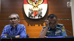 Wakil Ketua KPK, Alexander Marwata (kiri) memberi keterangan terkait penetapan tersangka baru dalam pengembangan kasus suap Bakamla di Gedung KPK, Jakarta, Rabu (31/7/2019). Ada empat tersangka baru terkait dugaan korupsi dalam pengadaan barang di Bakamla. (Liputan6.com/Helmi Fithriansyah)