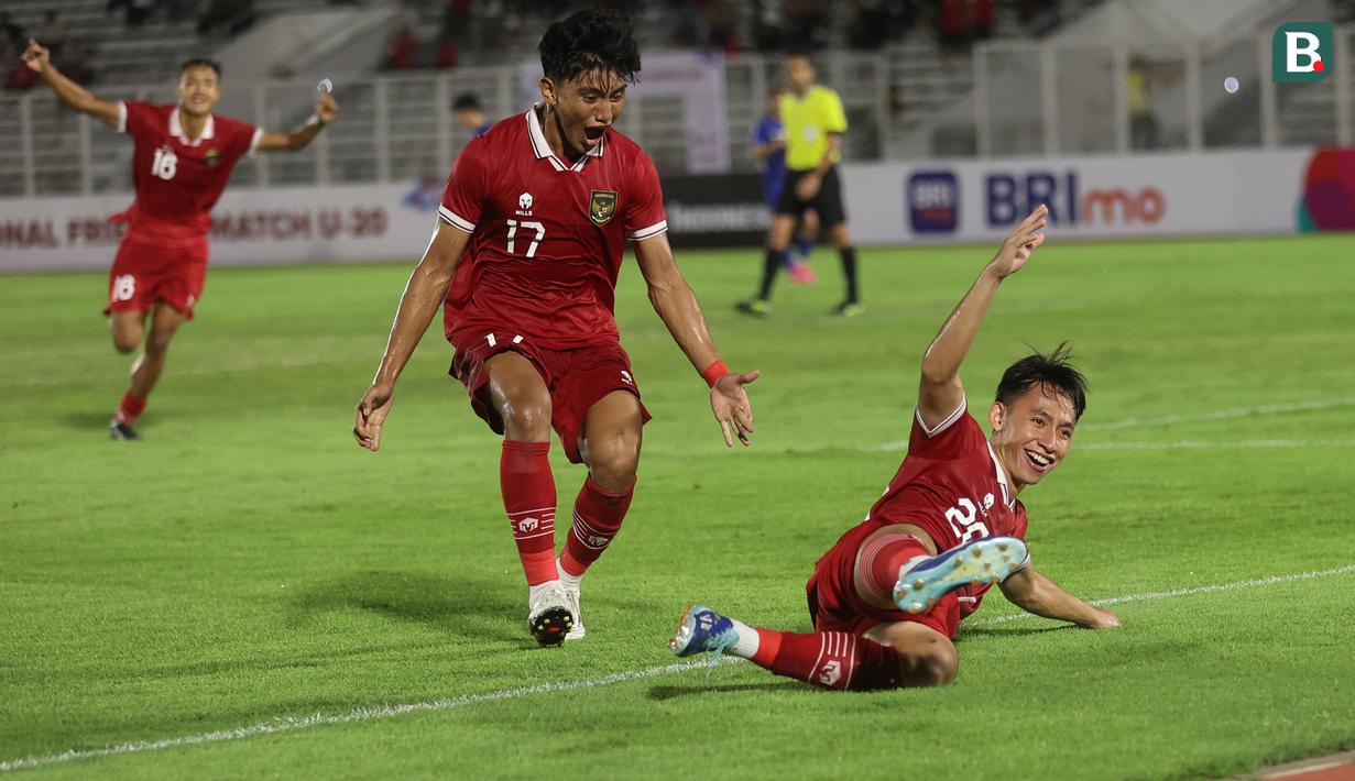 <p>Selebrasi gelandang Timnas Indonesia U-20, Arlyansyah Abdulmanan (kanan) bersama rekannya, Mufli Hidayat setelah mencetak gol penyeimbang 2-2 ke gawang Uzbekistan U-20 pada laga uji coba internasional di Stadion Madya, Senayan, Jakarta, Selasa (30/1/2024). (Bola.com/M Iqbal Ichsan)</p>