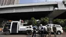 Untuk membuat jera, Pemprov DKI menerapkan operasi derek bagi mobil-mobil yang diparkir secara liar, Jakarta, Rabu (12/11/2014). (Liputan6.com/Miftahul Hayat)