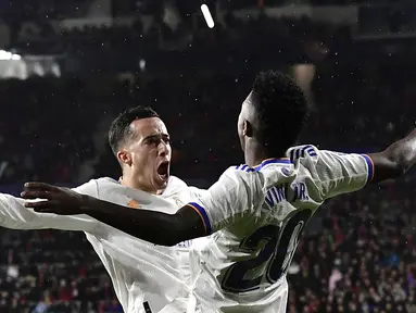 Pemain Real Madrid Lucas Vazquez (kiri) melakukan selebrasi bersama Vinicius Junior usai mencetak gol ke gawang Osasuna pada pertandingan sepak bola La Liga Spanyol di Stadion El Sadar, Pamplona, Spanyol, 20 April 2022. Real Madrid menang 3-1. (AP Photo/Alvaro Barrientos)