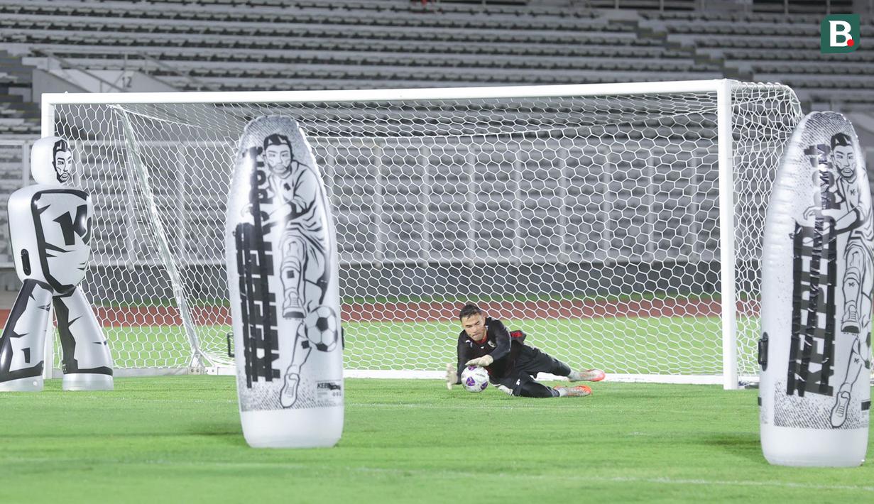 Kiper Timnas Indonesia, Emil Audero Mulyadi, berusaha menangkap bola saat sesi latihan jelang lawan Bahrain di Stadion Madya, Jakarta, Minggu (23/3/2025). (Bola.com/M Iqbal Ichsan)