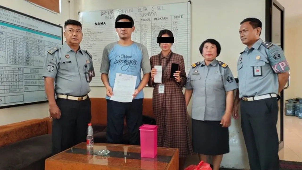 JS diamankan karena membawa ponsel saat menjenguk di Rutan Surabaya. (Dian Kurniawan/Liputan6.com)