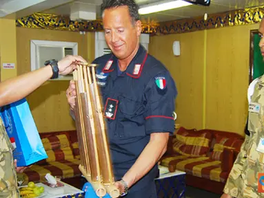 Citizen6, Lebanon: Silaturahmi yang berlangsung dengan penuh keakraban ini, diakhiri dengan pemberian tukar menukar cindera mata di Markas Satgas POM TNI, Gajah Mada Base UN Posn 7-3, Lebanon Selatan, (Pengirim: Badarudin Bakri)
