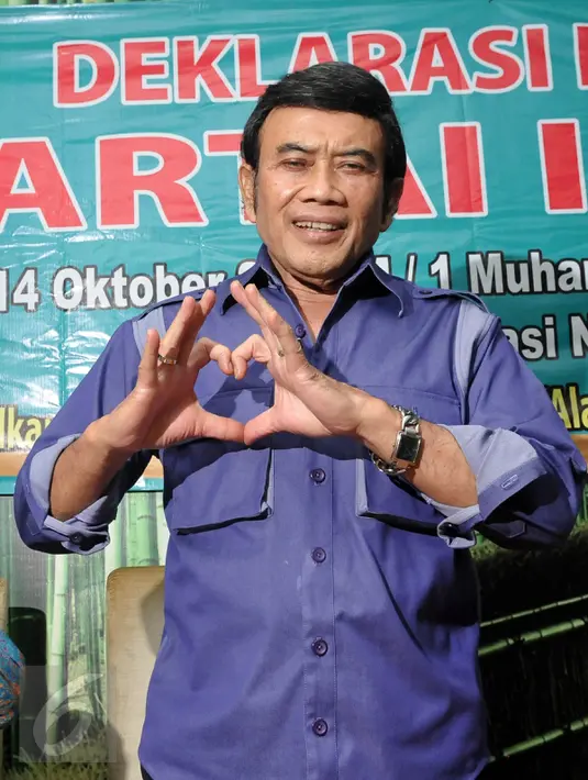 Rhoma Irama berpose sambil memperlihatkan bentuk hati, Jakarta, Senin (14/10/2015). Rhoma menjelaskan pemilihan 1 Muharram sebagai tanggal deklarasi Partai Idaman adalah sebagai momentum kebangkitan umat untuk lebih baik. (Liputan6.com/Johan Tallo)