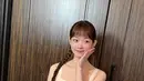 Lee Yoo Mi hadir mengenakan dress ruffle warna nude. Dress sleeveless ini memiliki aksen tiga pita besar di bagian depan. Tampilannya semakin cute dengan gaya kepang dua belakang. [@leeyoum262]