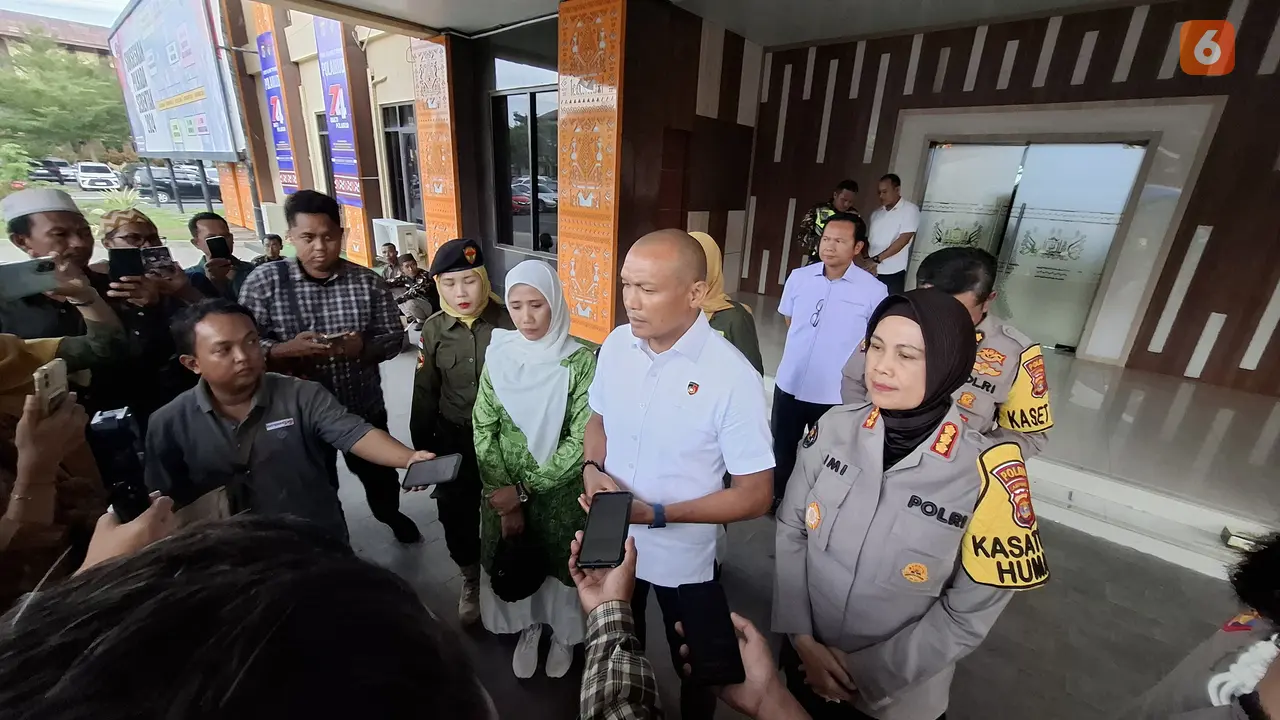 Direktur Ditreskrimum Polda Lampung, Kombes Pol. Pahala Simanjuntak (kemeja putih), usai bertemu massa aksi damai dari ratusan kader Fatayat NU di mapolda setempat, Rabu (4/12/2024). Foto : (Liputan6.com/Ardi).