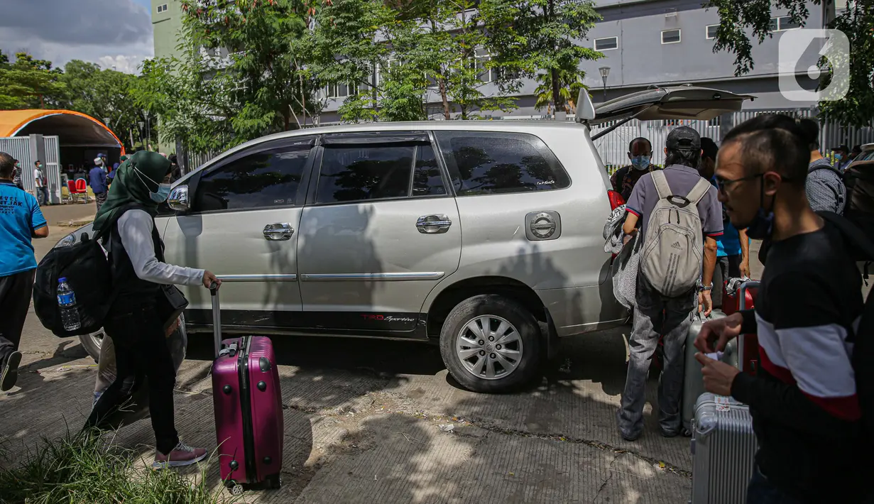 Warga negara Indonesia (WNI) pulang usai menjalani isolasi di RSDC Wisma Atlet Pademangan, Jakarta, Selasa (15/6/2021). Pemerintah mewajibkan WNI yang baru tiba di Indonesia untuk melakukan isolasi selama lima hari guna menghindari penularan COVID-19. (Liputan6.com/Faizal Fanani)
