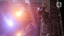 Penyanyi Nassar memanjat tiang panggung saat tampil memeriahkan acara Pestapora di Gambir Expo, Kemayoran, Jakarta, Minggu (25/9/2022). Nassar tampil menghibur dengan membawakan lagu seperti 'Kereta Malam', 'Seperti Mati Lampu', dan Sekuntum 'Mawar Merah'. (Liputan6.com/Herman Zakharia)