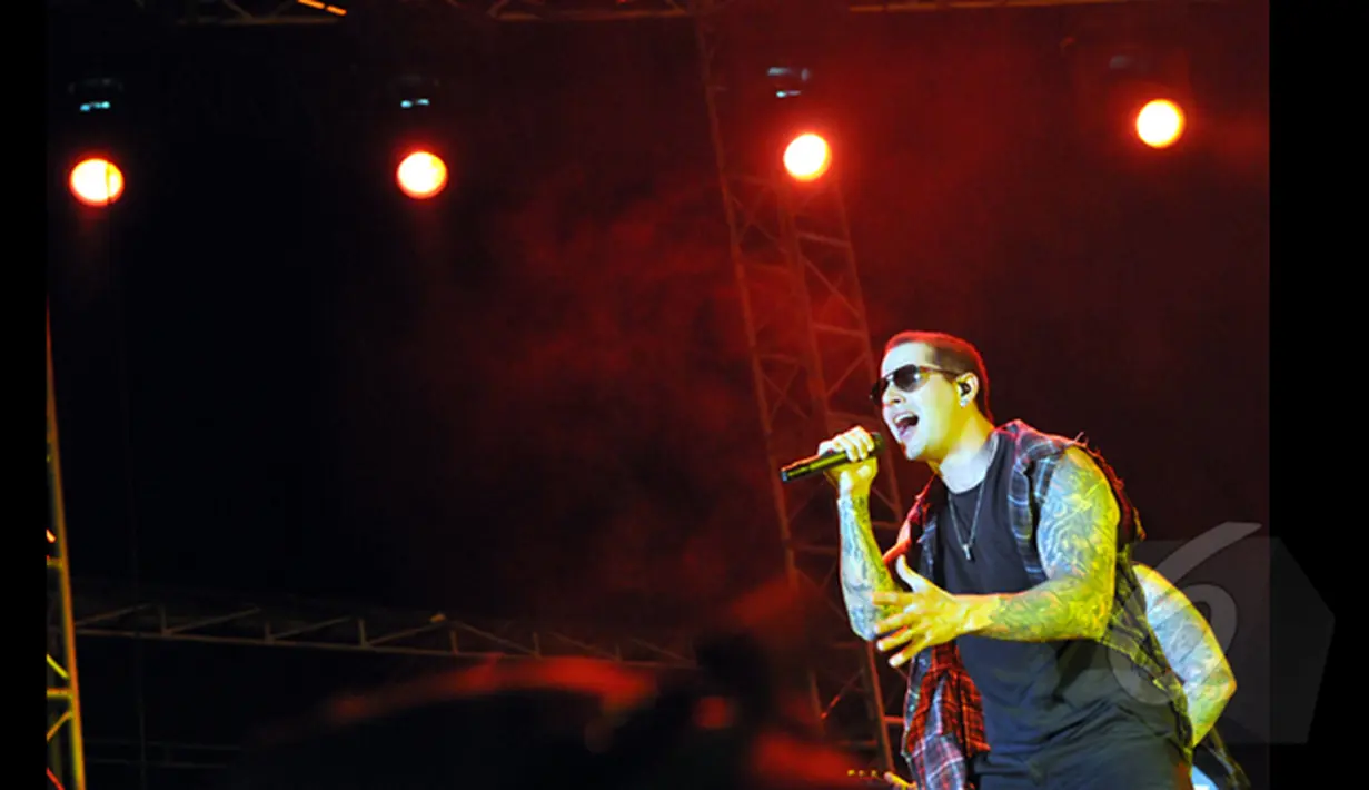 M. Shadows (Vokal) saat menyanyikan lagu saat konser bertajuk "Avenged Sevenfold Asia Tour 2015 Live in Jakarta" di Parkir Timur Senayan, Jakarta, (18/1/2015). (Liputan6.com/Panji Diksana)