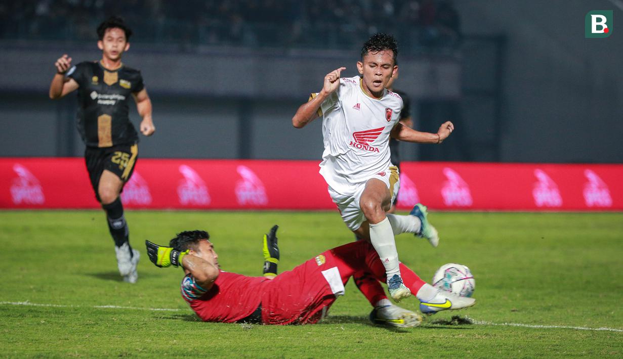 <p>Kiper Dewa United FC, M. Natshir Fadhil Mahbuby (kiri) berusaha merebut bola dari pemain PSM Makassar, Ricky Pratama saat laga pekan ke-10 BRI Liga 1 2022/2023 antara Dewa United FC melawan PSM Makassar di Stadion Indomilk Arena, Tangerang, Kamis (15/9/2022). (Bola.com/Bagaskara Lazuardi)</p>