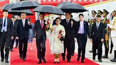 Presiden Indonesia Joko Widodo atau Jokowi (tengah kiri) dan Ibu Negara Iriana turun dari pesawat setibanya di Bandara Internasional Chengdu Tianfu, Chengdu, China, 27 Juli 2023. Presiden Jokowi mengunjungi China untuk bertemu dengan Presiden China Xi Jinping. (Laily Rachev/Indonesian Presidential Palace via AP)