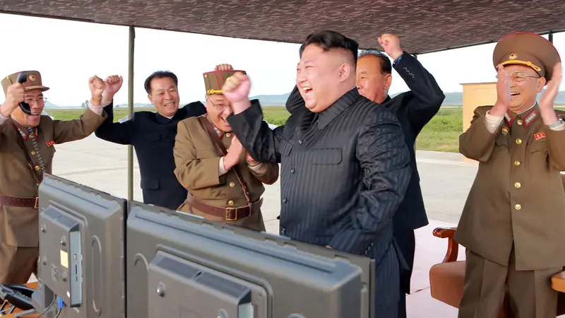 Kim Jong-un Saksikan Langsung Peluncuran Rudal Balistik