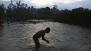 Seorang pria Nepal mandi air suci di sungai Bagmati selama festival Kuse Aunsi di Kathmandu (30/8/2019). Kuse Aunsi sebagai bentuk penghormatan kepada ayah bimbingan dan ajarannya dalam kehidupan. (AP Photo/Niranjan Shrestha)