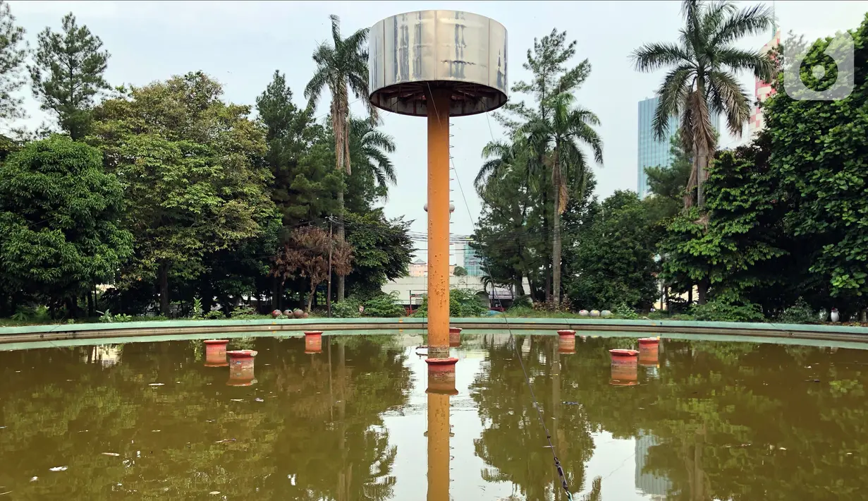 Suasana Taman Martha Tiahahu yang terbengkalai di kawasan Blok M, Jakarta Selatan, Selasa (17/11/2020). Taman yang berdiri sejak 1948 tersebut kini kondisinya terbengkalai, dengan sampah dan rumput liar yang tumbuh hampir di seluruh sudut taman. (Liputan6.com/Immanuel Antonius)