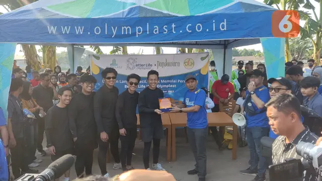 Pandawara Group bersih-bersih pemukiman terapung di Makassar (Liputan6.com/Fauzan)