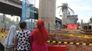 Sejumlah ibu melihat lokasi ambruknya tiang girder Tol Bekasi-Cawang-Kampung Melayu (Becakayu) di Kebon Nanas, Jakarta Timur, Selasa (20/2). Sebelumnya, tiang girder Tol Becakayu roboh sekitar pukul 03.40 WIB. (Liputan6.com/Arya Manggala)