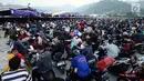 Pemudik menanti masuk ke dalam tenda antrean di dermaga 6 Pelabuhan Merak, Banten, Jumat (23/6). H-2 Lebaran 2017, ribuan pemudik bermotor memadati dermaga 6 Pelabuhan Banten. (Liputan6.com/Helmi Fithriansyah)