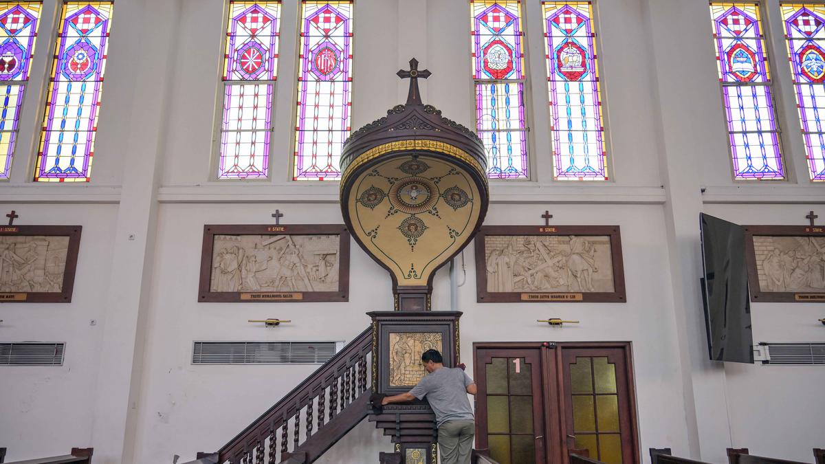 Melihat Persiapan Katedral Hati Kudus Yesus Surabaya Jelang Misa Natal 2025