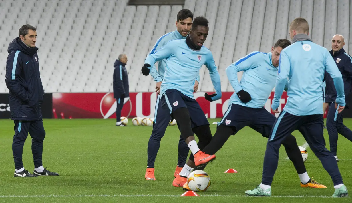 Pelatih Athletic, Ernesto Valverde, memimpin latihan jelang laga Liga Europa melawan Marseille di Stadion Velodrome, Marseille, Rabu (17/2/2016). Valverde ditunjuk sebagai pelatih Barcelona menggantikan Luis Enrique. (EPA/Olivier Anrigo)