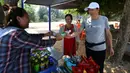 Sejumlah turis menukarkan sampah dengan dua botol air kemasan di Teluk Mulan, Kota Wenchang, Provinsi Hainan, China, 28 April 2020. (Xinhua/Guo Cheng)