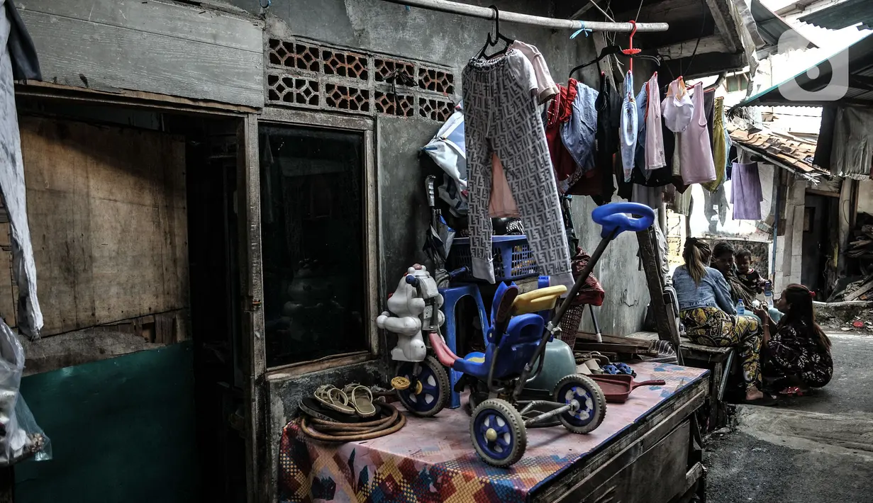 Aktivitas warga di permukiman padat penduduk di kawasan Cakung, Jakarta, Senin (15/2/2021). Hasil survei Badan Pusat Statistik (BPS)  pun memperlihatkan kenaikan jumlah penduduk miskin di perkotaan lebih tinggi dibandingkan dengan perdesaan. (merdeka.com/Iqbal S Nugroho)
