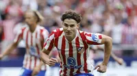 Penyerang Atletico Madrid, Julian Alvarez merayakan gol ketiga timnya dari titik penalti bersama rekan satu timnya dalam pertandingan Liga Spanyol melawan Real Madrid di Stadion Metropolitano, Madrid, Sabtu (27/9/2025). (Oscar DEL POZO / AFP)