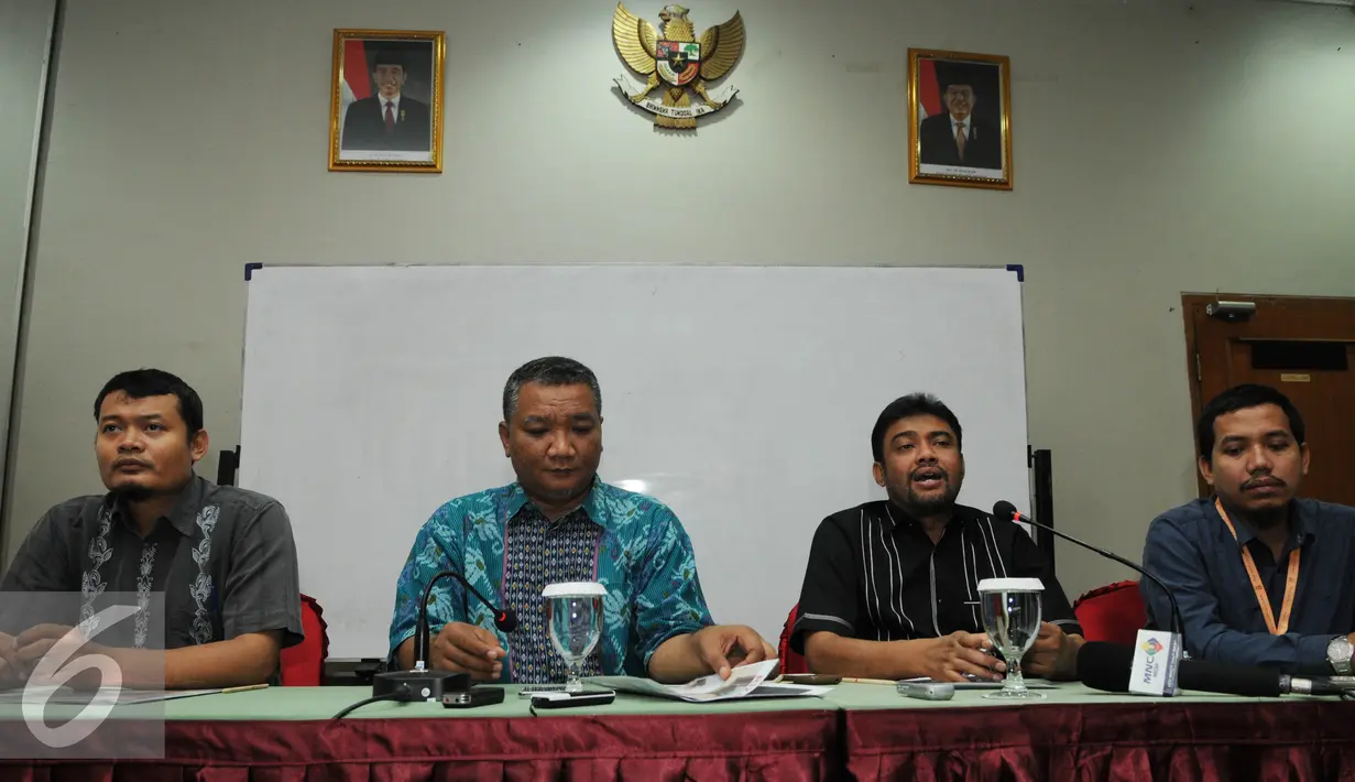 (ki-ka) Presiden FSPASI Heri Hermawan, Sekjen Kspi M Rusdi, Presiden KSPI Said Iqbal dan Pengurus DPP ASPEK Wawan Erfianto saat pernyataan Dukungan di Jakarta, Selasa (2/8). (Liputan6.com/Helmi Afandi)
