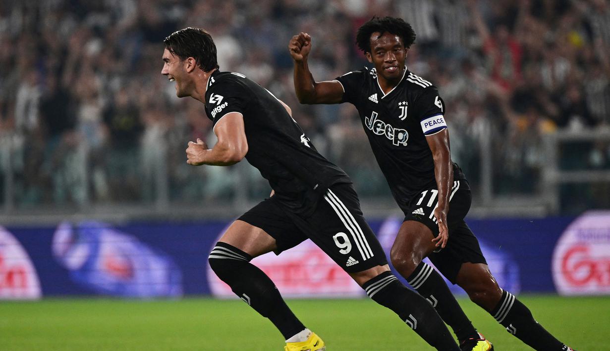 Gol Dusan Vlahovic terjadi saat laga baru berjalan 9 menit. Tendangan bebas kaki kirinya meluncur melewati pagar hidup yang dibangun para pemain Spezia yg akhirnya tak mampu diantisipasi kiper Spezia, Bartlomiej Dragowski. (AFP/Miguel Medina)