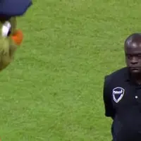 Penampilannya mirip dengan satpam-satpam lain. Tapi ternyata dia lincah banget bergoyang! Kamu bakal nganga dibuatnya!