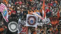 Suporter Persija Jakarta, The Jakmania, memadati stadion saat laga uji coba melawan Cilegon United. Seperti biasa The Jakmania menunjukan loyalitasnya dengan memberikan dukungan kepada Ismed Sofyan dan kawan-kawan. (Bola.com/Vitalis Yogi Trisna)