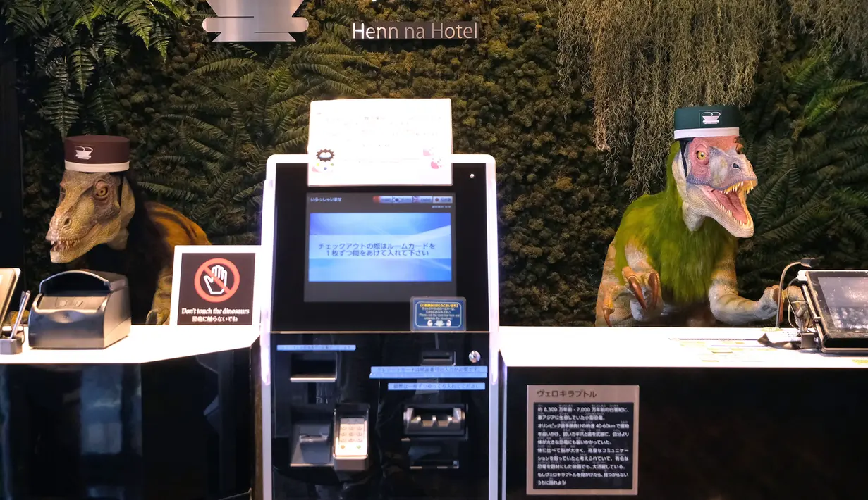 Sepasang robot dinosaurus menyambut para tamu dari meja resepsionis Hotel Henn-na di Urayasu, Tokyo, 31 Agustus 2018. Hotel ini berbeda pada umumnya, seluruh staf atau pekerjanya adalah robot, termasuk dinosaurus menjadi resepsionis. (AFP/Kazuhiro NOGI)