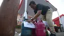 Petugas menunjukkan barang bukti LPG bersubsidi  di Jakarta, Jumat (15/7/2022). Direktorat Tindak Pidana Tertentu (Dirtipidter) Bareskrim Polri menggelar perkara kasus penyalahgunaan LPG bersubsidi dengan cara menyuntikkan gas 3 kilogram bersubsidi ke tabung gas ukuran 5,5 kilogram, 12 kilogram, dan 50 kilogram. (merdeka.com/Imam Buhori)