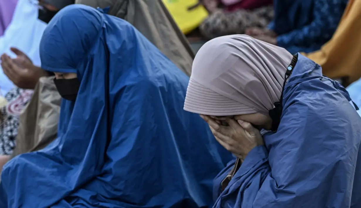 <p>Sejak pagi, para jemaah menghadiri tempat-tempat yang mengadakan sholat Idul Adha. (JUNI KRISWANTO/AFP)</p>