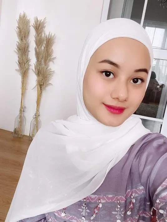 Gaya hijab simpel Dinda Hauw ini memang sangat identik dengan dirinya. Bahkan tak dipungkiri jika Dinda Hauw berhasil memberikan inspirasi untuk banyak orang dengan gaya hijab satu ini. Punya bisnis fashion muslimah, artis kelahiran 1996 ini pernah mengeluarkan produk pashmina instan untuk para penggemarnya yang suka dengan gaya hijabnya. (Liputan6.com/IG/@dindahw)