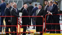 Pertemuan Presiden Rusia Vladimir Putin dan pemimpin Korea Utara Kim Jong Un digelar saat Rusia berada dalam ketegangan sehubungan dengan serangannya ke Ukraina. (Mikhail Metzel, Sputnik, Kremlin Pool Photo via AP)
