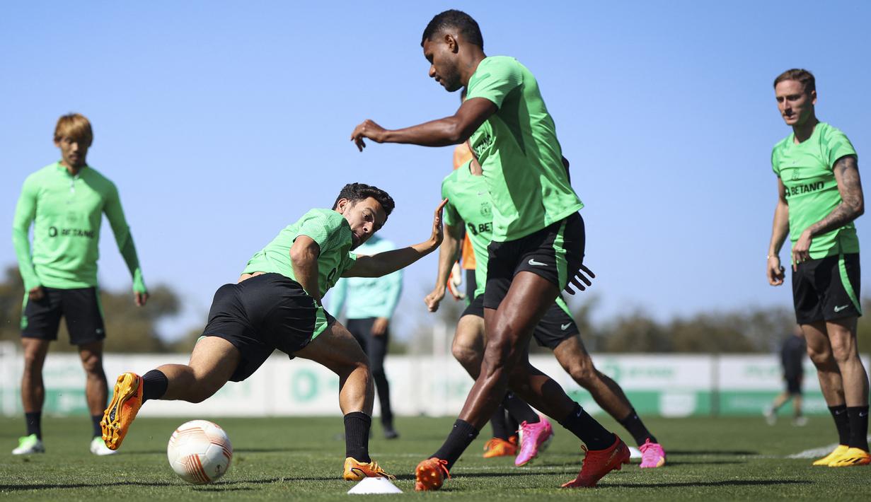 <p>Gelandang Sporting CP, Pedro Goncalves (kedua kiri) dan bek Matheus Reis mengikuti sesi latihan tim di tempat latihan akademi Cristiano Ronaldo di Alcochete,pada 19 April, 2023. (AFP/FILIPE AMORIM)</p>