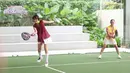 Bertempat di Bounce Padel Club, Jakarta, Indonesia Kaya menghadirkan Padel Berkebaya pada Sabtu (7/2/2026). Tampak dalam foto, peserta bermain padel dalam kegiatan Padel Berkebaya di Bounce Padel Club, Jakarta, Sabtu (7/2/2026). (Kapanlagi.com/Budy Santoso)