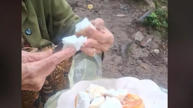 Nenek Gaul Jualan Pizza Lontong, Kuliner Unik Mendunia!