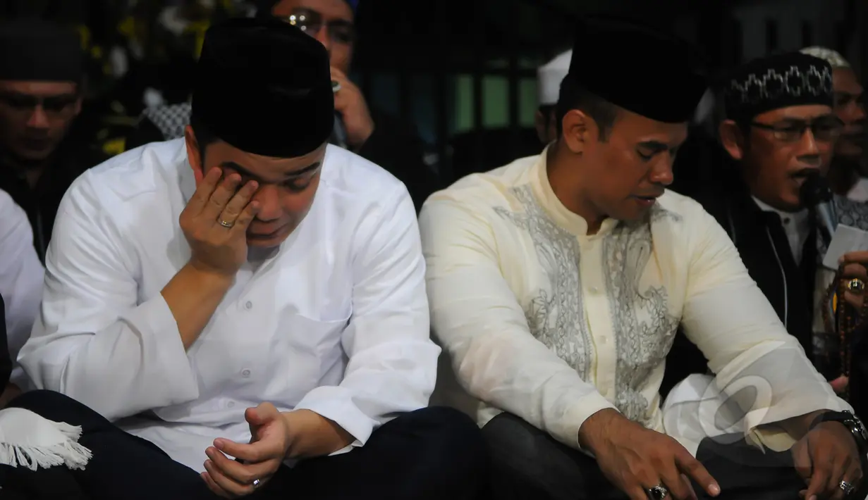 Adik Olga Syahputra, Billy terlihat tak kuasa menahan air mata saat acara tahlilan tujuh hari kematian Olga Syahputra di kawasan Duren Sawit, Jakarta, Jumat (3/4/2015). (Liputan6.com/Herman Zakharia)
