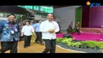 Jokowi didampingi ibu Iriana membagikan kartu program keluarga harapan di Gor Tri Dharma, Gresik, Jawa Timur.