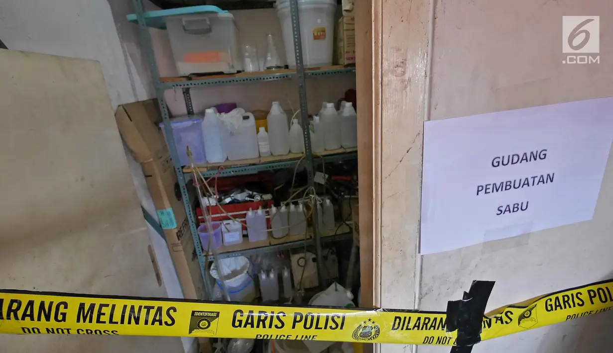 Gudang pembuatan narkotika di TKP pabrik sabu di Kalideres, Jakarta, Senin (24/6/2019). Polisi mengamankan seorang tersangka dalam kasus ini. (Liputan6.com/Herman Zakharia)