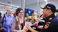 Penumpang pertama pada 2018 di Bandara Soekarno-Hatta mendapat kalungan bunga dan disambut tiupan terompet. (Liputan6.com/Pramita Tristiawati)