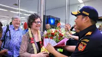 Penumpang Pertama 2018 di Bandara Soetta Disambut Kalungan Bunga