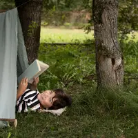 Sahabat Fimela, ternyata liburan bersama keluarga bukan cuma seru-seruan saja, lho, tapi juga penuh manfaat tersembunyi yang jarang disadari. Dari mempererat hubungan hingga membuat anak lebih mandiri, yuk, kita cari tahu kenapa momen ini begitu berharga! (Foto dok: Freepik/pikisuperstar).