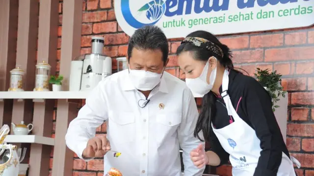 Menteri Kelautan dan Perikanan (MKP) RI Wahyu Sakti Trenggono bersama Chef Priscilya mendemokan masakan berbahan dasar ikan. 