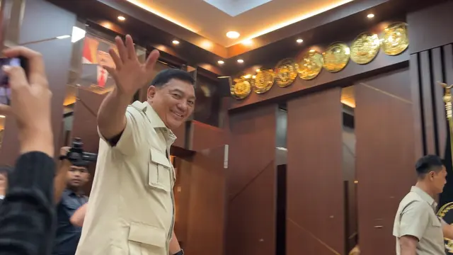 Menteri Pertahanan (Menhan) Sjafrie Sjamsoeddin mendatangi kantor Kementerian Koordinator Bidang Politik dan Keamanan (Kemenko Polkam) pada Selasa (9/9/2025).