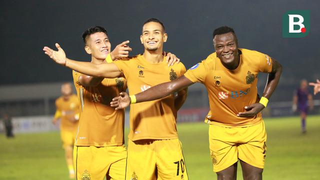 Putu Gede (kiri), Renan Silva (tengah), dan Ezechiel N'Douassel (kanan) merayakan gol Bhayangkara FC ke gawang Persik Kediri pada pekan kelima BRI Liga 1 2021/2022 di Stadion Madya, Jakarta, Rabu (29/9/2021).